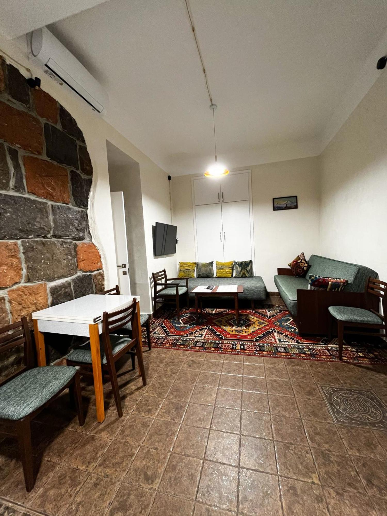 Apartments Pushkin Street 耶烈万 外观 照片